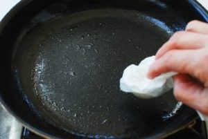 Hướng dẫn cách làm: Bí quyết làm trứng cuộn với rong biển