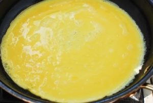 Cho 2/3 số trứng vào chảo