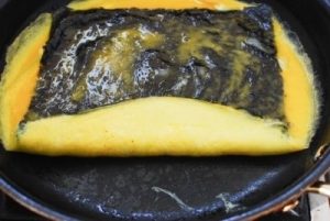 Dùng thìa nhấc một đầu của trứng lên